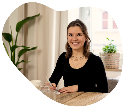 Heilpraktikerin Pauline Supper bei einer osteopathischen Behandlung in München